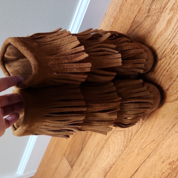 Minnetonka 3-Layer Fringe Boots - Picture 5 of 17